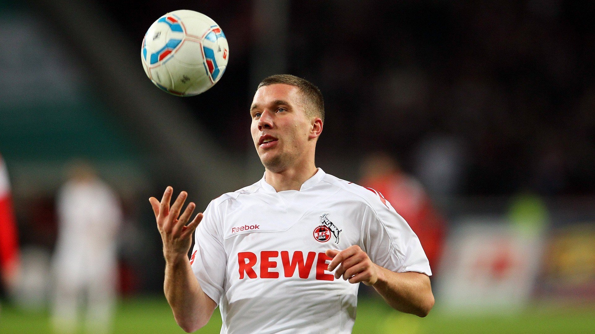 曼城头号射手阿圭罗蝉联英超金靴，赛季表现抢眼，阿圭罗在曼城球衣号码